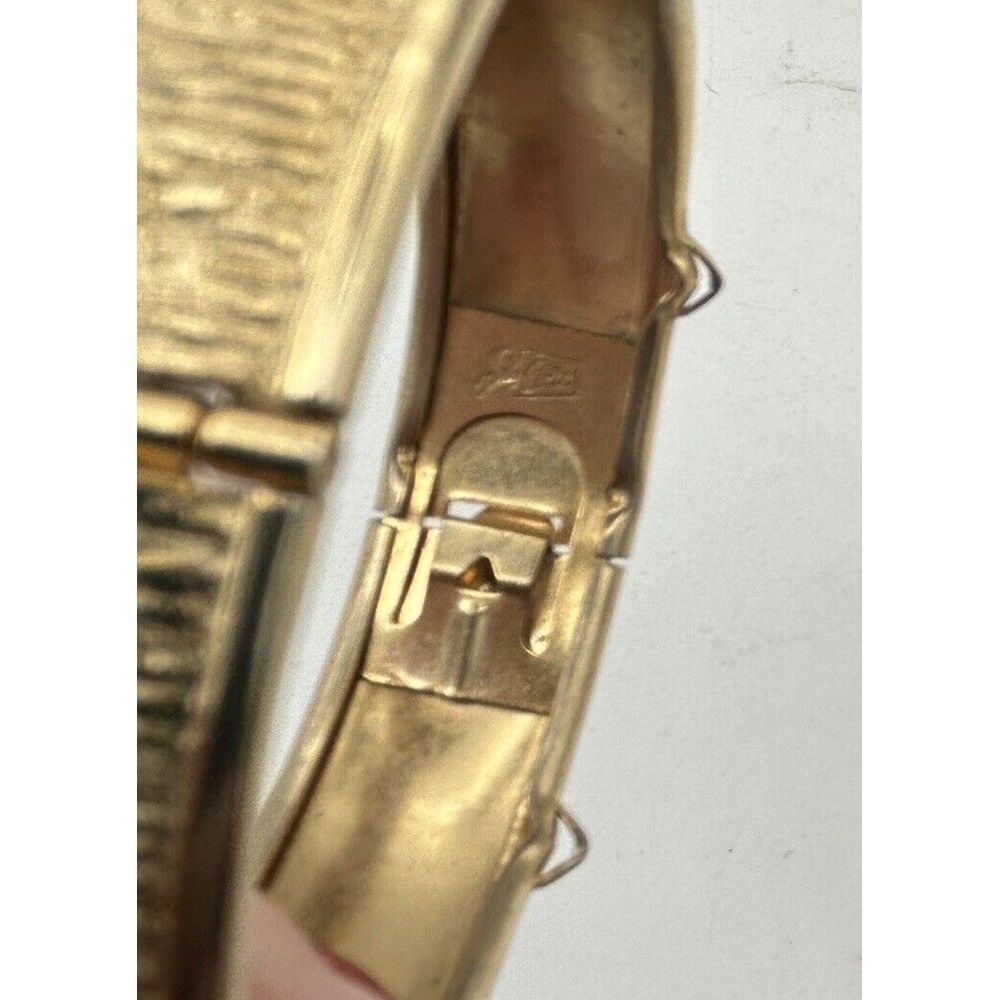 Vtg CORO Pegasus Bracelet 1940-50s  Textured Gold Tone Hinged Bangle Retro 2.5" - Picture 5 of 7